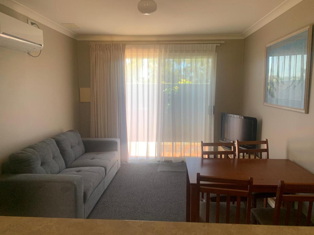 Waratah Apartment *